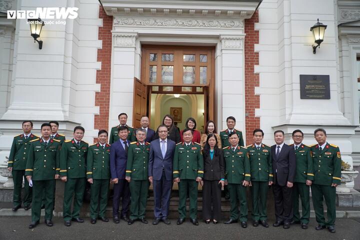 El teniente general Hoang Xuan Chien y la delegación se tomaron una foto con funcionarios de la Embajada de Vietnam en la Federación de Rusia. (Foto: Kieu Trinh)