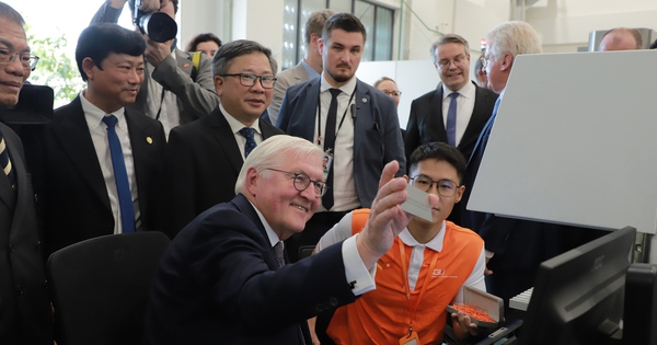 Le président de la République fédérale d'Allemagne visite la salle de pratique de l'Université Vietnam-Allemagne