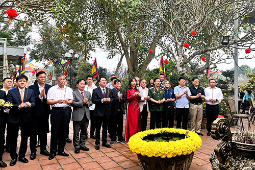 Les délégués brûlent de l'encens au temple Pham Thuong Quan. Photo : Mai Dung