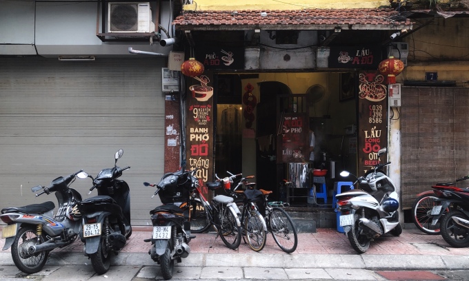 La fachada de A Do Beef Noodle Shop con un cartel único.