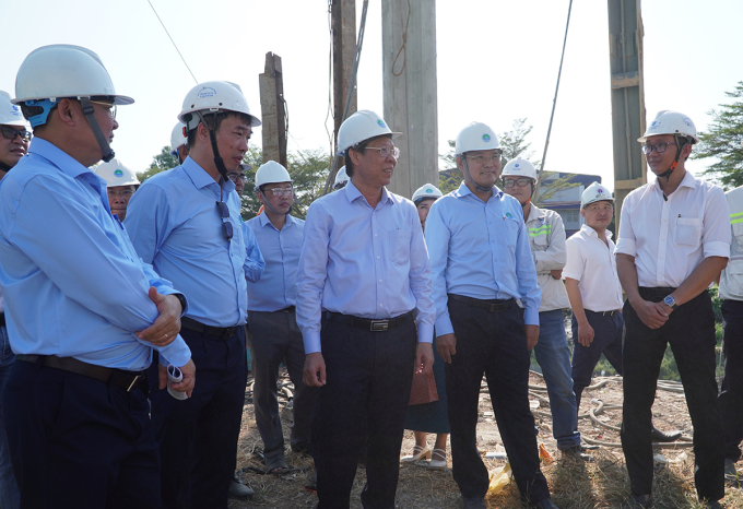 Chairman of Ho Chi Minh City People's Committee Phan Van Mai (standing in the middle) inspects the construction site of the Tham Luong canal renovation project on the morning of February 17. Photo: Gia Minh