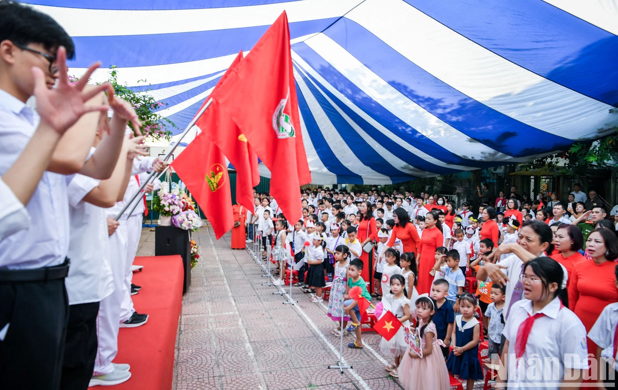 [Ảnh] Lễ khai giảng đặc biệt của những học sinh hát quốc ca... bằng đôi tay ảnh 15