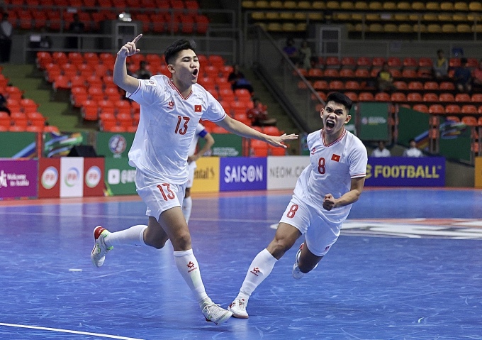 Nhan Giang Hưng (số 13) mừng bàn thắng duy nhất giúp Việt Nam thắng Trung Quốc 1-0 ở giải futsal châu Á 2024. Ảnh: AFC