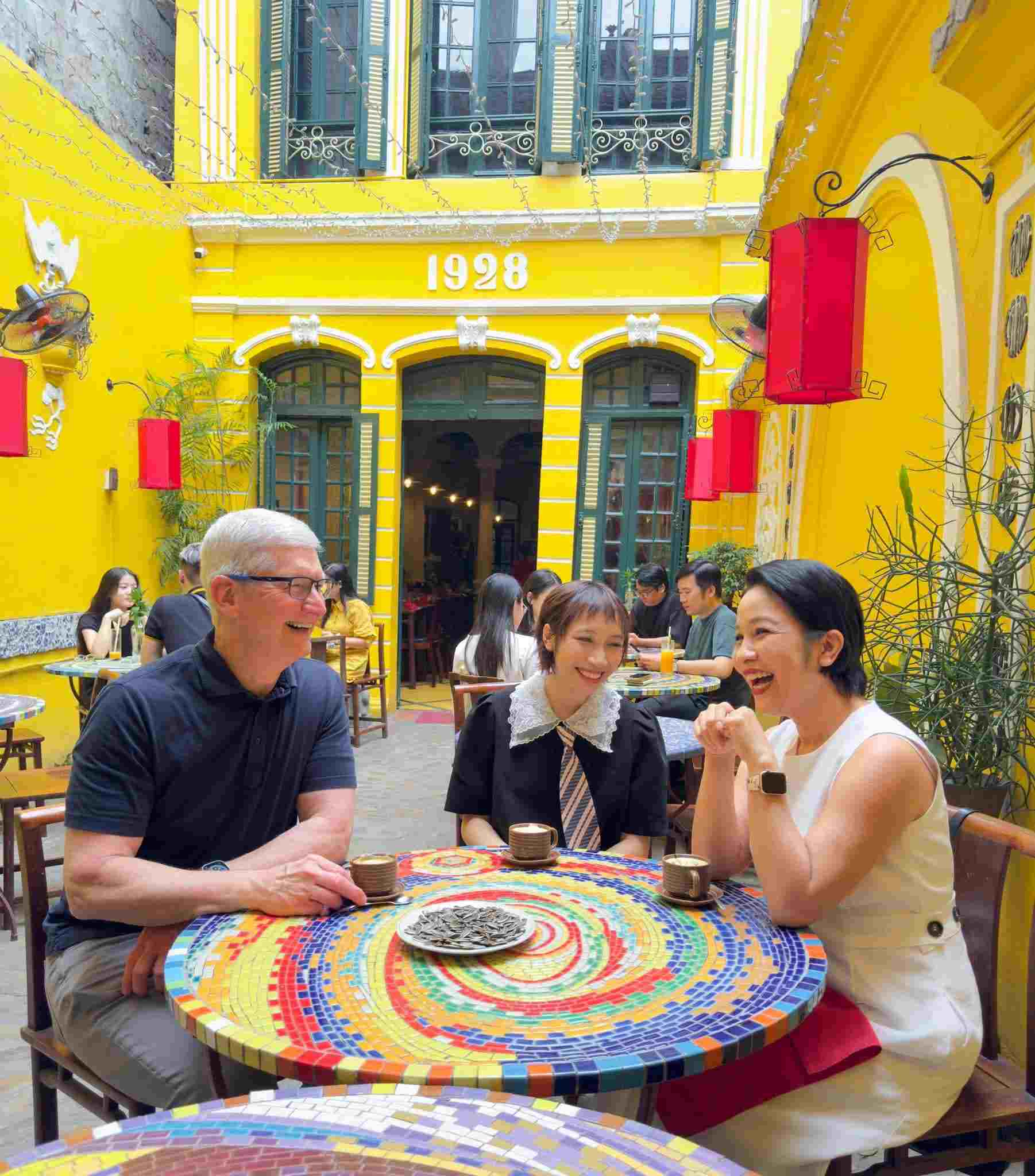 Tim Cook drinks coffee with singers My Linh and My Anh in Hanoi. Photo: X/Tim Cook