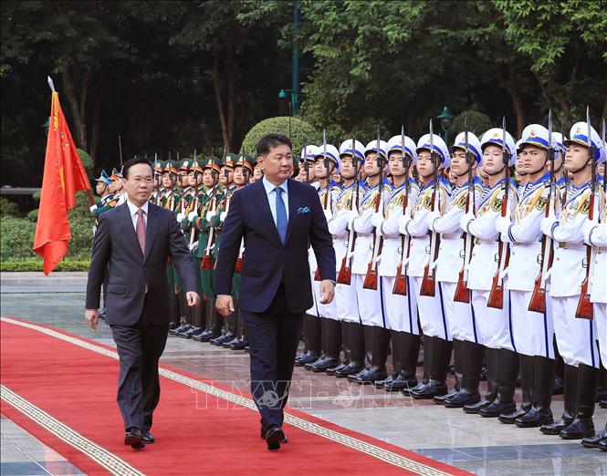 El Presidente de Mongolia recibe al Presidente de Mongolia en su visita de Estado a Vietnam