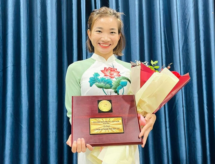 Nguyen Thi Oanh received the Vietnamese Women's Award. (Photo: FBNV)