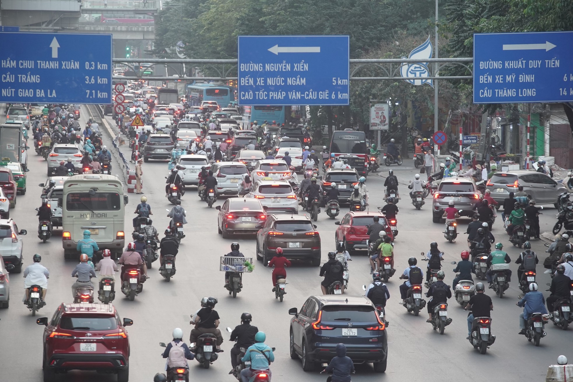 Horrifying scene of people risking their lives to 'cut' the front of a car, rushing through traffic to get into Thanh Xuan underpass photo 1