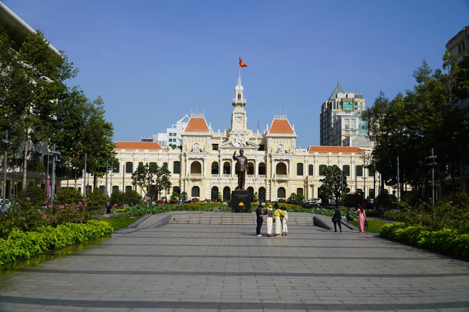 People come to have fun and take pictures at President Ho Chi Minh Monument Park on the morning of March 11. Photo: Ha Giang