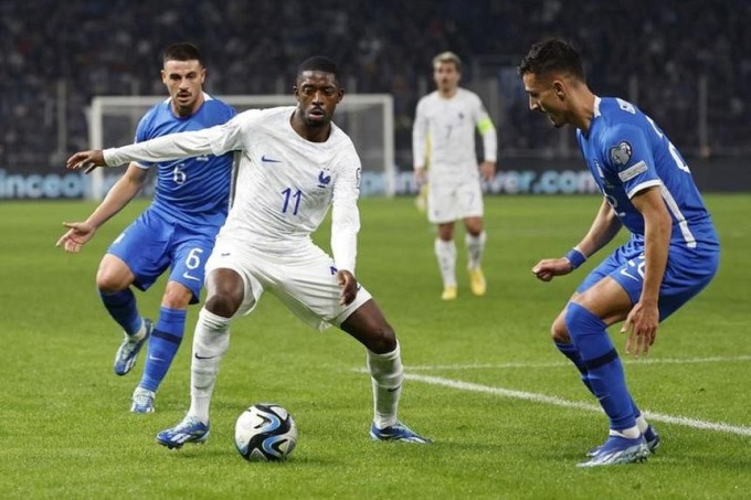 Dembélé dribble le ballon lors du match nul 2-2 de la France contre la Grèce lors du dernier tour des éliminatoires de l'Euro 2024, le soir du 21 novembre, au stade Agia Sophia, en Grèce. Photo : Reuters