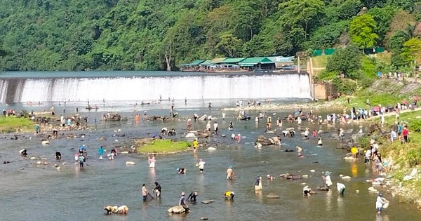 Des milliers de personnes apportent des filets à la rivière pour participer à des compétitions de pêche.