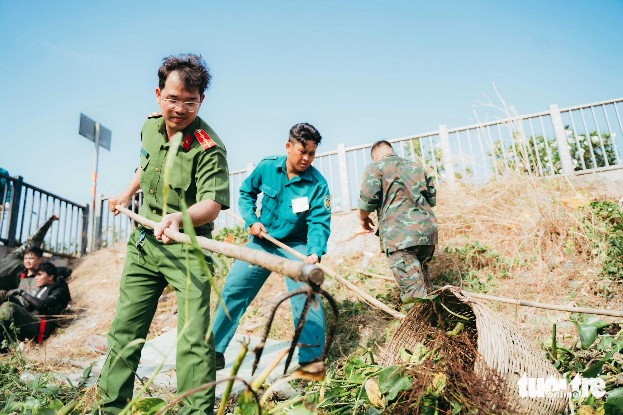 Chiến sĩ trẻ của các lực lượng vũ trang trên địa bàn quận cùng phối hợp dọn dẹp rác