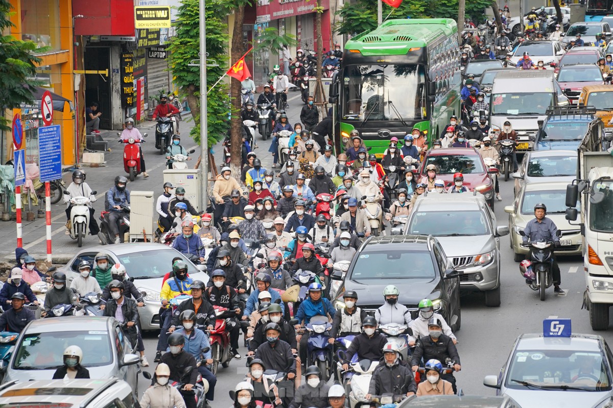 ハノイの人々は交通渋滞と寒風を乗り越えて仕事に行こうと奮闘している。写真3