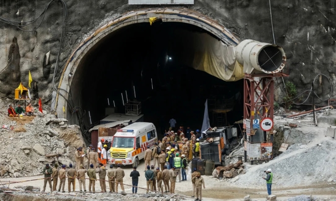 Rescue teams and ambulances wait outside the entrance to a mine where 41 workers are trapped in Uttarakhand state, India, November 28. Photo: Reuters