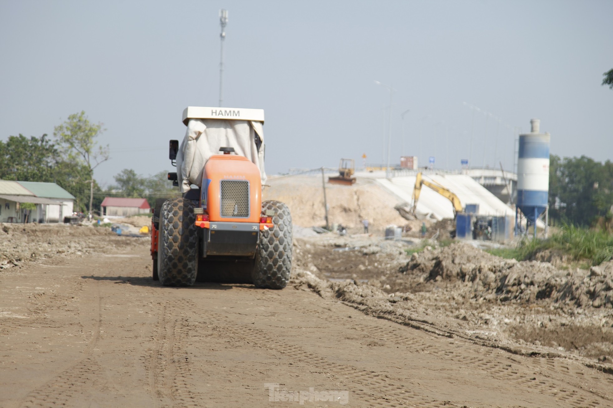 Apresurarse en construir una carretera que conduzca al puente por más de 350 mil millones y luego... dejarla vacía foto 6