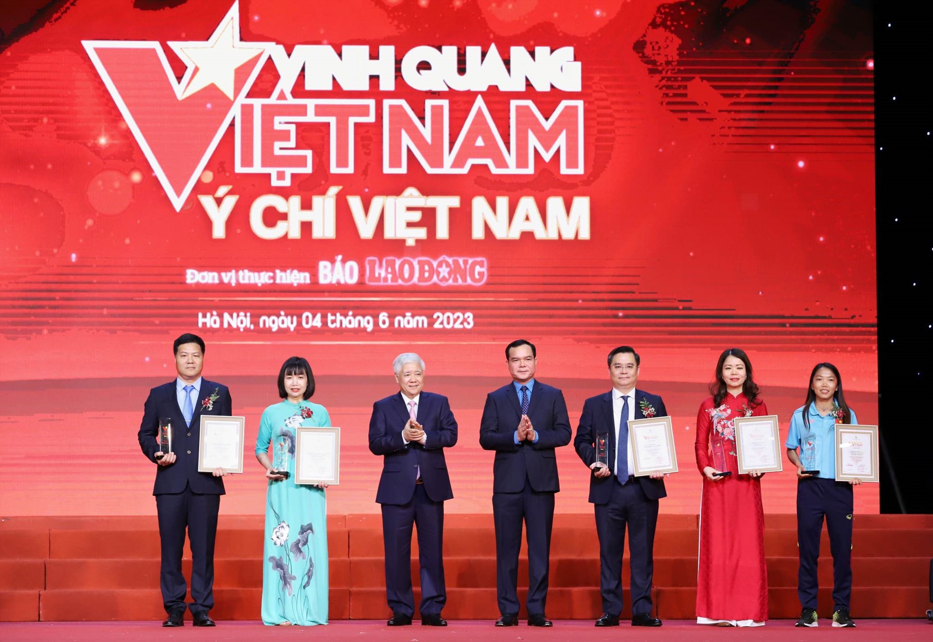 Bí thư Trung ương Đảng, Chủ tịch Uỷ ban Trung ương Mặt trận Tổ quốc Việt Nam Đỗ Văn Chiến và Uỷ viên Trung ương Đảng, Chủ tịch Tổng Liên đoàn Lao động Việt Nam Nguyễn Đình Khang trao vinh danh các tập thể. Ảnh: Tô Thế