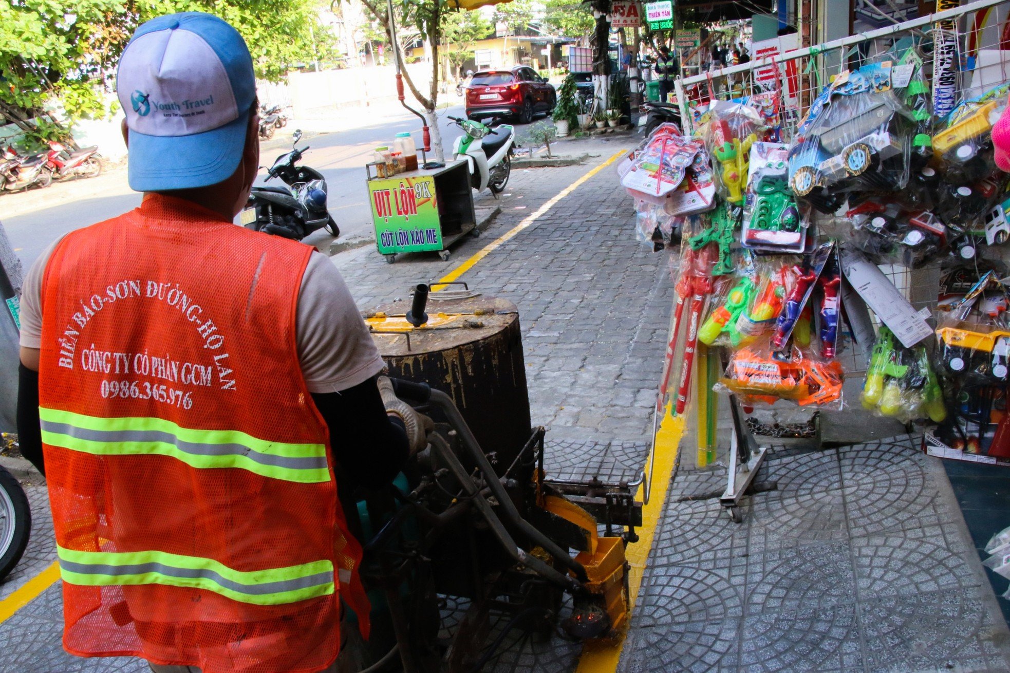 Người dân hỗ trợ lực lượng chức năng kẻ vạch, phân định vỉa hè dành cho người đi bộ ảnh 8