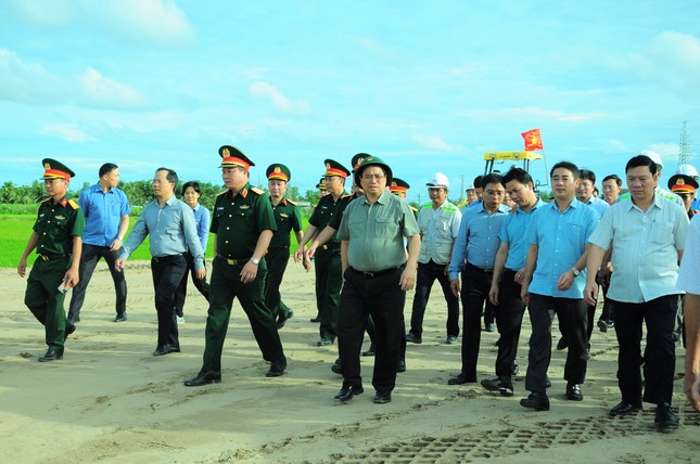 Premierminister: Übergabe des gesamten Landes für das Mekong-Delta-Schnellstraßenprojekt im Juli Foto 1