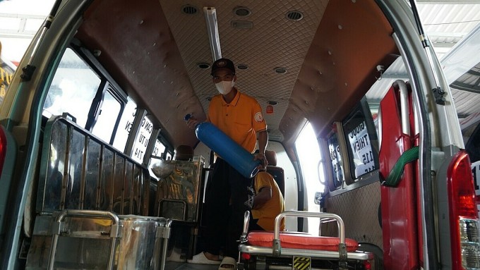 Oxygen transport center staff before transferring a patient. Photo: Hoang Nam