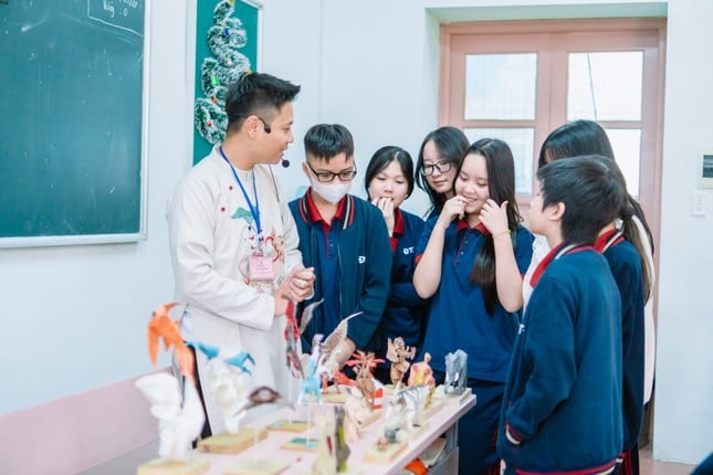 Doan Thi Diem Secondary School received Second Class Labor Medal photo 2