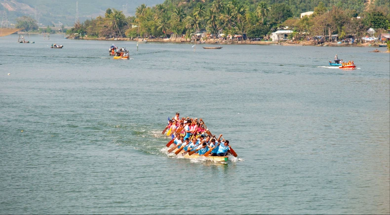 การแข่งเรือแบบดั้งเดิมที่น่าตื่นเต้นในแม่น้ำ Cu De ดานัง รูปที่ 5