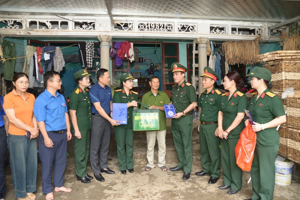 Thiếu tướng Nguyễn Quốc Toản - Phó Tư lệnh Bộ Tư lệnh Thủ đô Hà Nội thăm, tặng quà các hộ gia đình thôn Đồng Chiêm, xã An Phú, huyện Mỹ Đức.