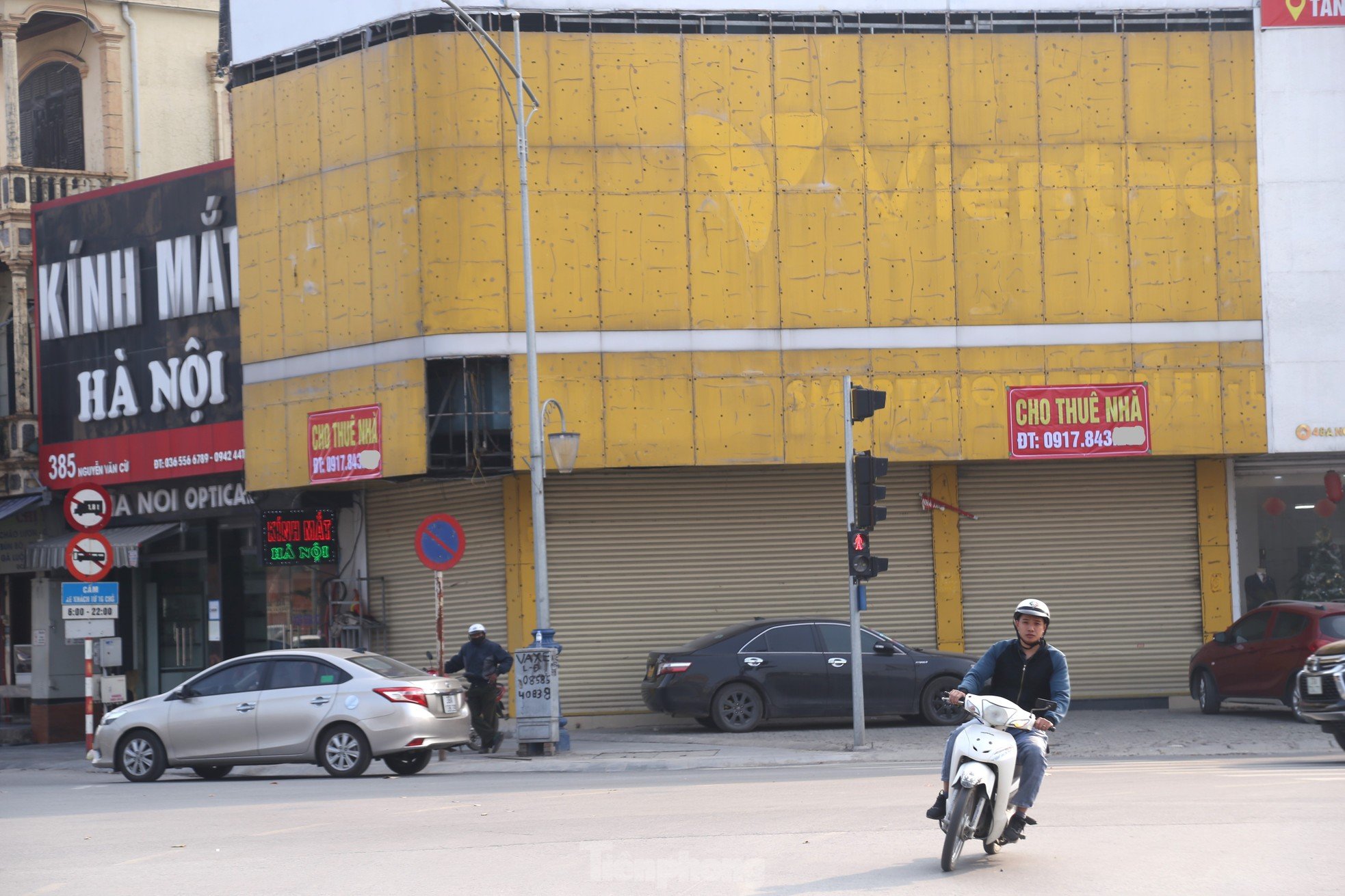 Seltsame Szene auf der teuersten und belebtesten Straße in Vinh City, Foto 3