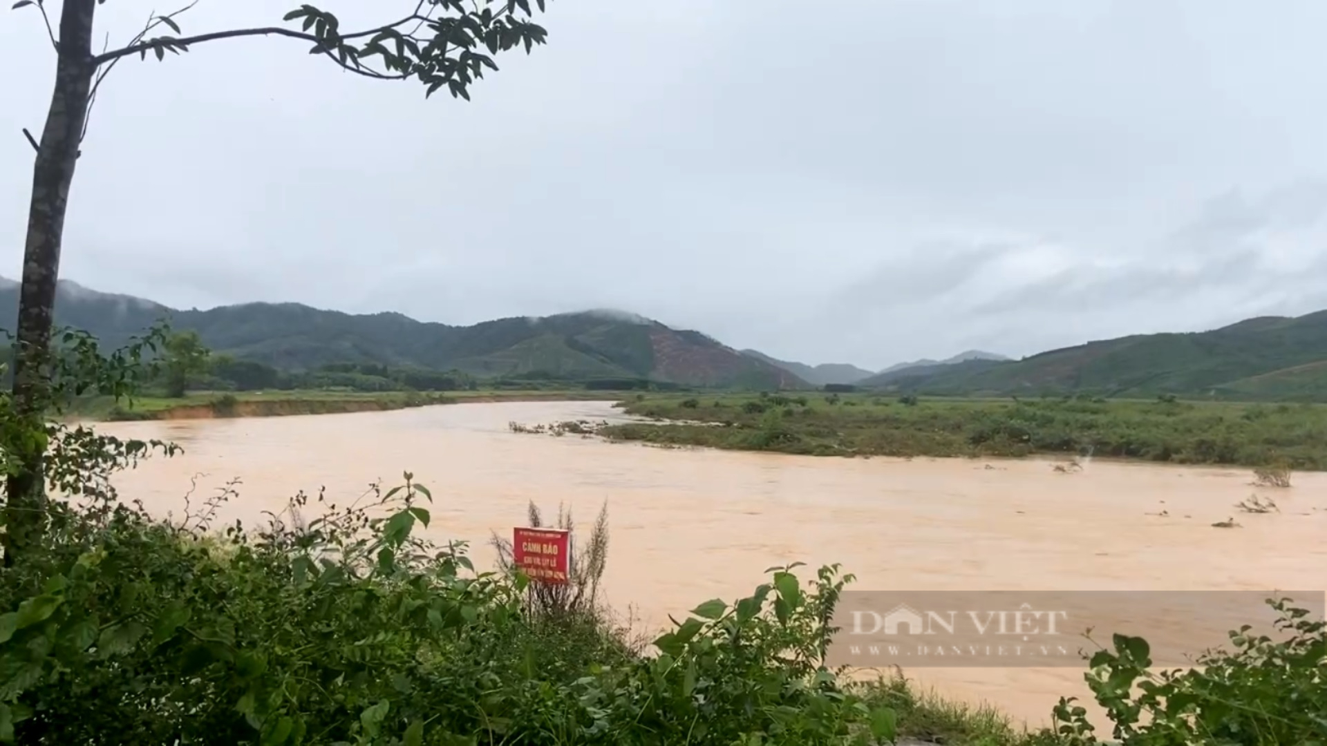 Hà Tĩnh: Nước ngập sâu, bản Rào Tre bị chia cắt hoàn toàn - Ảnh 1.