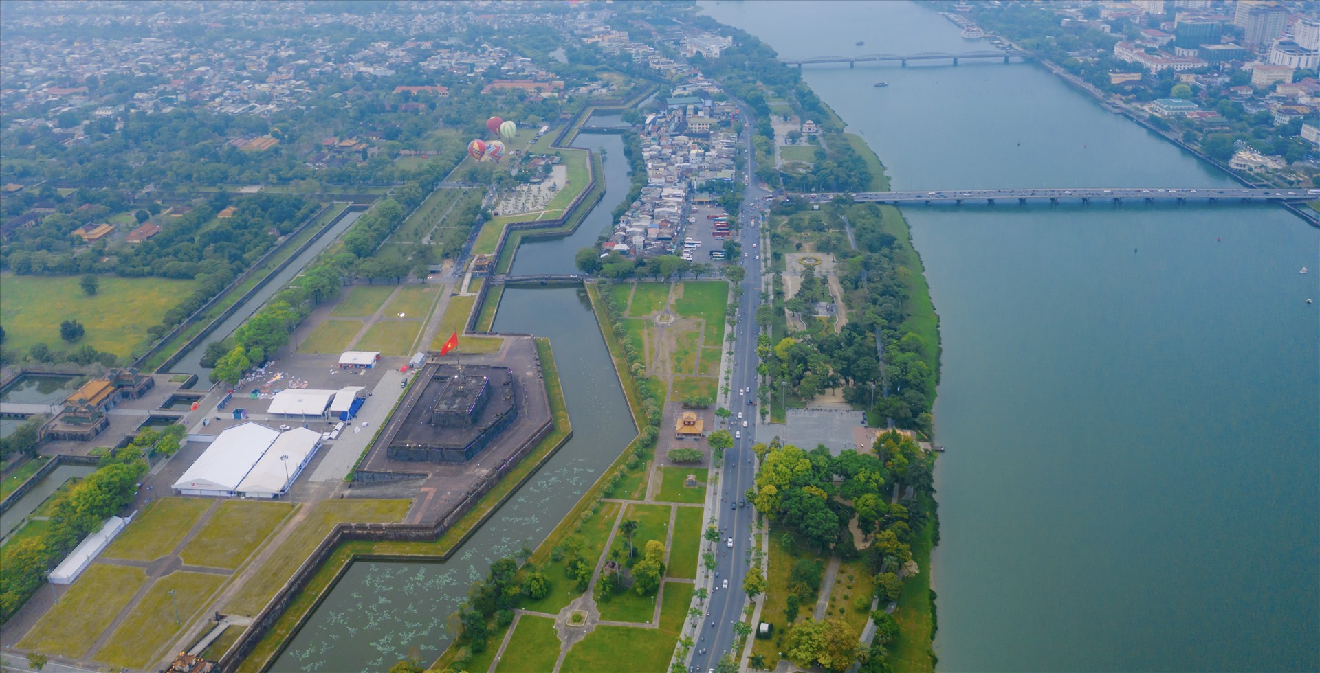 When mentioning Hue Citadel, perhaps the first image that appears in the subconscious of those who have been to the Ancient Capital is the red flag and the five-pointed star flying on the Flag Tower, with the ancient, solid walls at the foot.