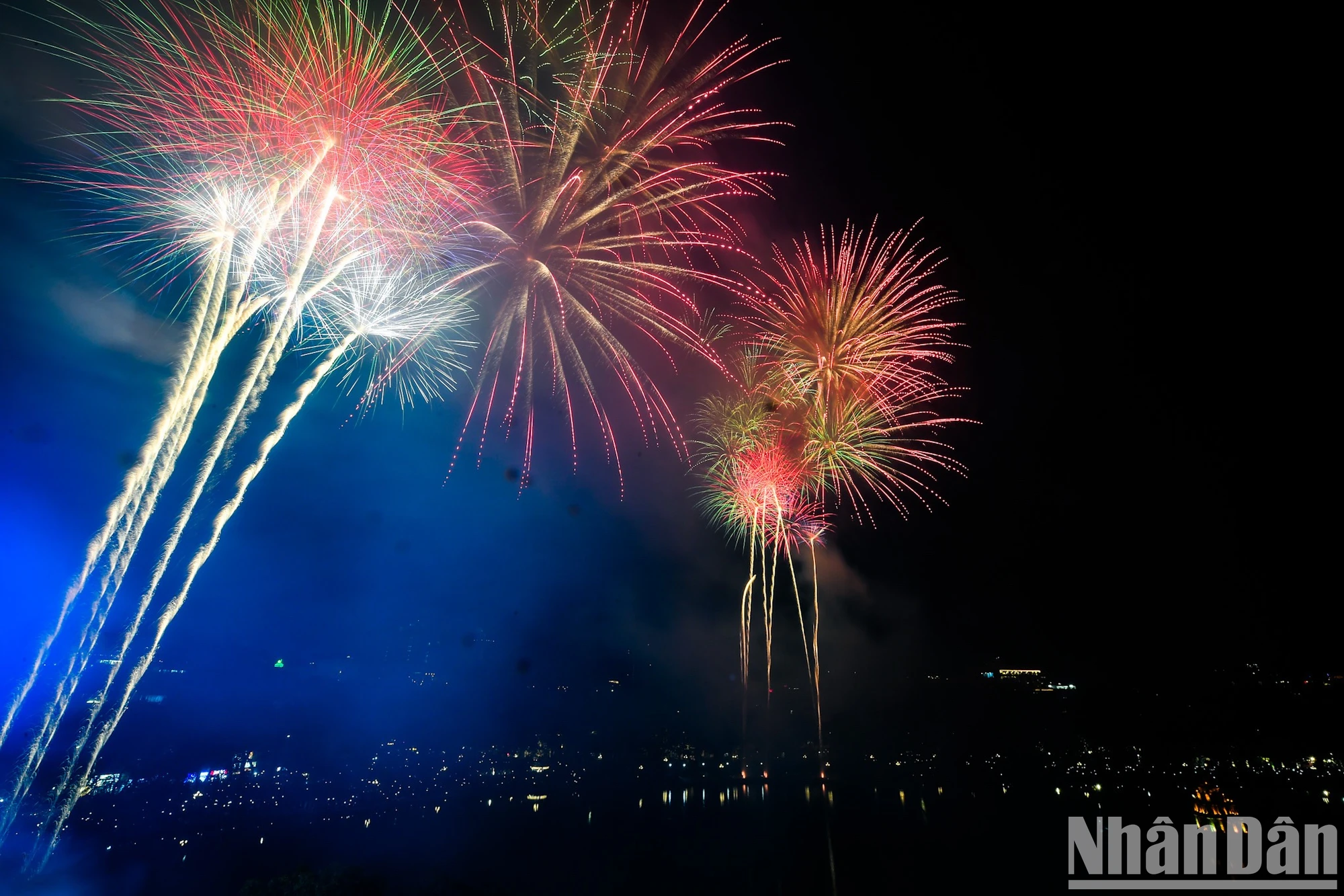 [Foto] Brillantes fuegos artificiales dan la bienvenida al nuevo año 2025 foto 5