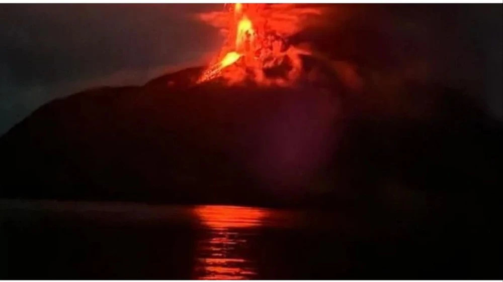 Ruang volcano is erupting violently. Photo: Antara