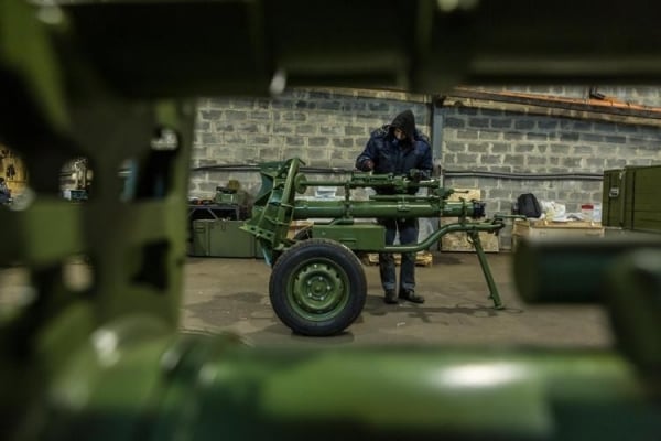 A court de munitions dans le conflit avec la Russie, l'Ukraine augmente sa production d'armes « maison »