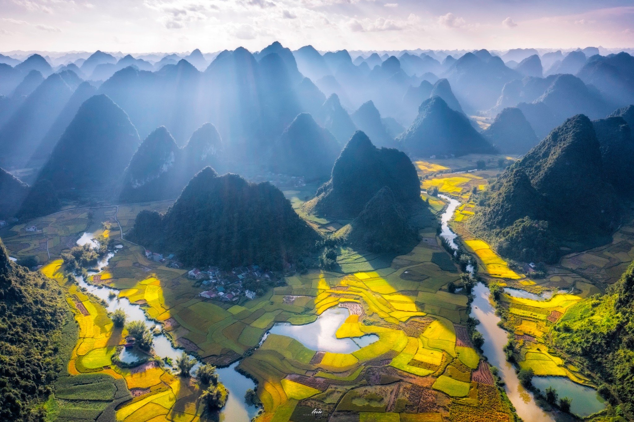 La beauté majestueuse des montagnes vertes et de l'eau bleue de Cao Bang