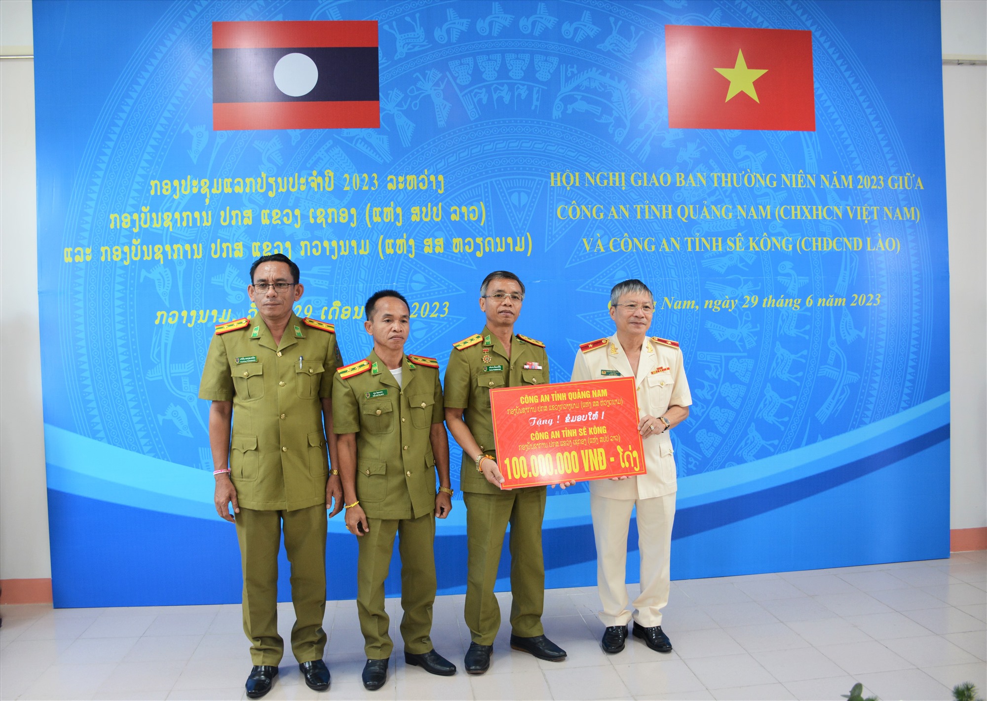 Generalmajor Nguyen Duc Dung – Direktor der Polizeibehörde der Provinz Quang Nam – überreichte der Polizeibehörde der Provinz Sekong 100 Millionen VND. Foto: M.T