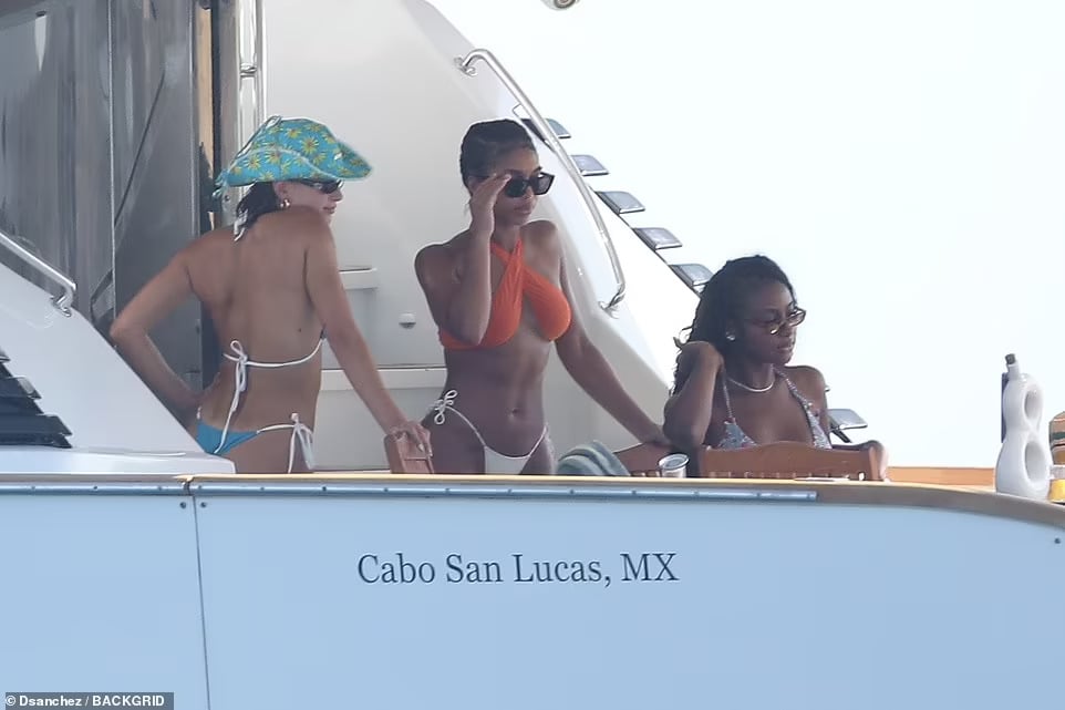 Siêu mẫu Kendall Jenner “bốc lửa” với bikini trên du thuyền - Ảnh 10.