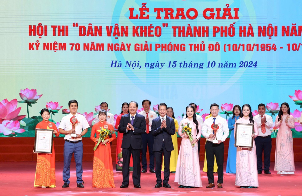 Der Vorsitzende der Inspektionskommission des Stadtparteikomitees, Hoang Trong Quyet, und der Leiter der Propagandaabteilung des Stadtparteikomitees, Nguyen Doan Toan, verliehen den Teams aus den Bezirken Phuc Tho und Phu Xuyen zwei dritte Preise.