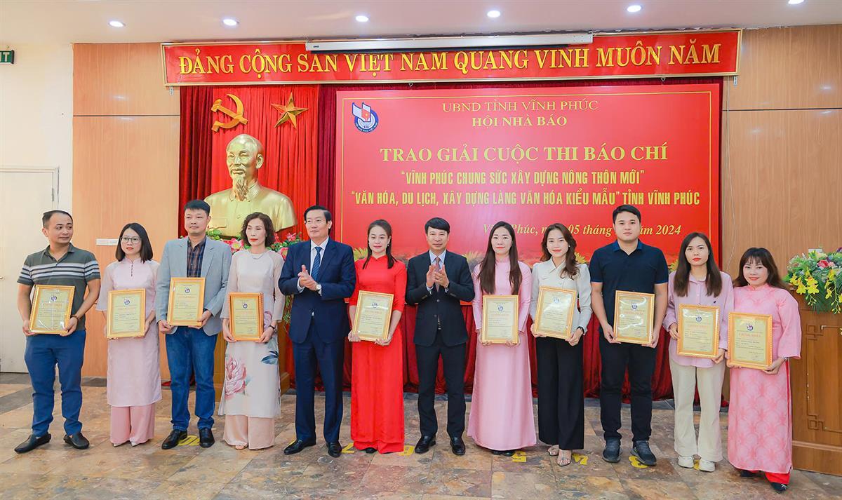 Vinh Phuc remporte le prix du concours d'écriture sur les forces armées et la guerre révolutionnaire image 1