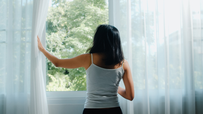 Abra las ventanas para dejar entrar aire fresco al dormitorio. Foto: Freepik