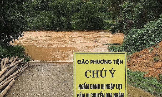 Überschwemmtes Gebiet auf der Nationalstraße 3B durch den Bezirk Trang Dinh, Lang Son. Foto: Phuong Linh