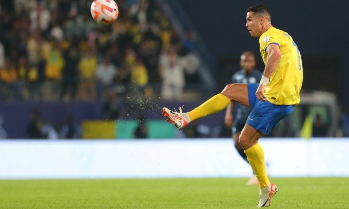 Ronaldo lốp bóng ghi bàn từ khoảng cách gần 30m. Ảnh: Al Nassr