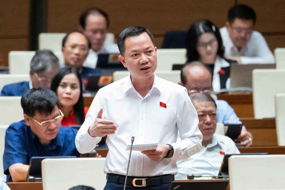 National Assembly Delegate Trinh Xuan An (National Assembly Delegation of Dong Nai Province) proposed that for key national projects, we should boldly assign them to private enterprises to increase the proportion of private investment for the whole society. Photo: Quochoi.vn