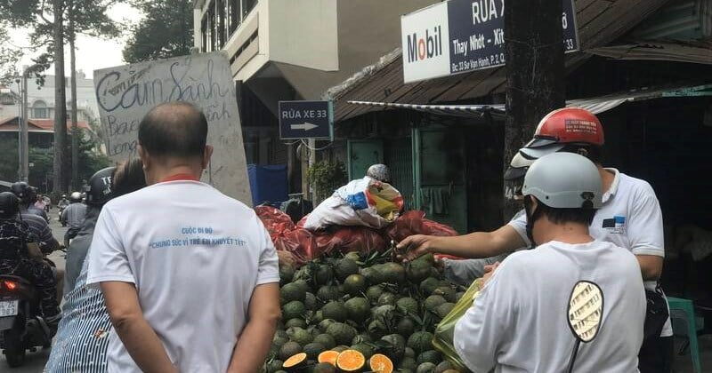 Le prix des oranges continue de baisser, certaines ne coûtent que 5 000 VND/kg.