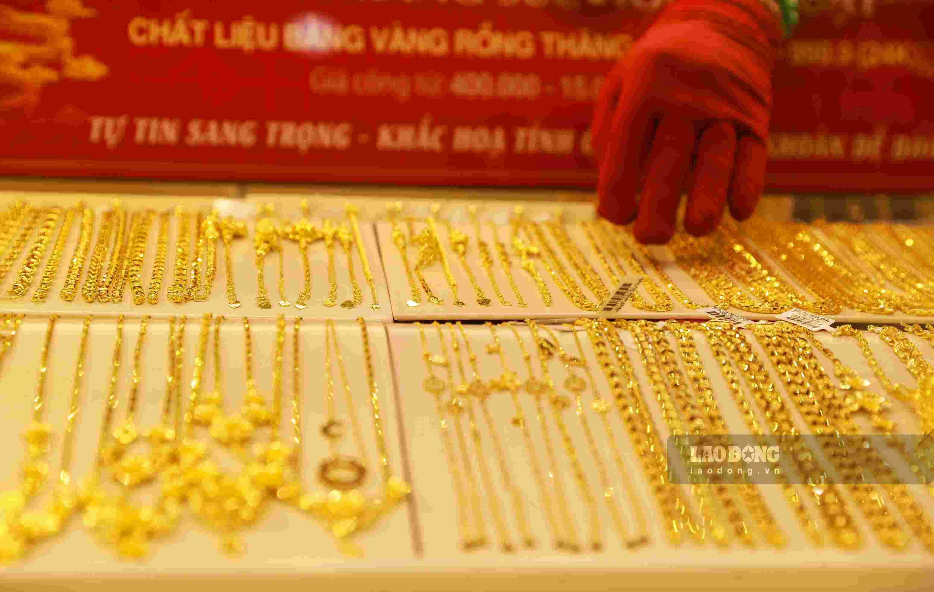 Experts say gold will undergo a consolidation period as safe-haven buying due to geopolitical risks has eased. Illustration: Phan Anh