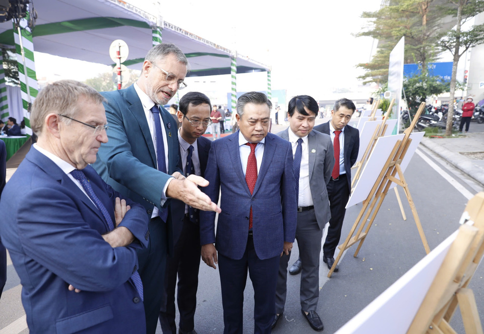 Le président du Comité populaire de Hanoi, Tran Sy Thanh, et M. Olivier Brochet, ambassadeur extraordinaire et plénipotentiaire de la République française au Vietnam, ont visité l'exposition de photos lors de la cérémonie.