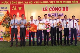 Trieu Van commune receives the title of commune meeting new rural standards