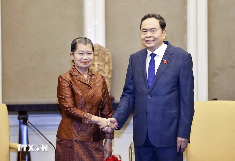 Der Vorsitzende der Nationalversammlung, Tran Thanh Man, empfing den Vorsitzenden der Parlamentarischen Freundschaftsgruppe Kambodscha-Vietnam, Men Sam An. (Foto: Doan Tan/VNA)