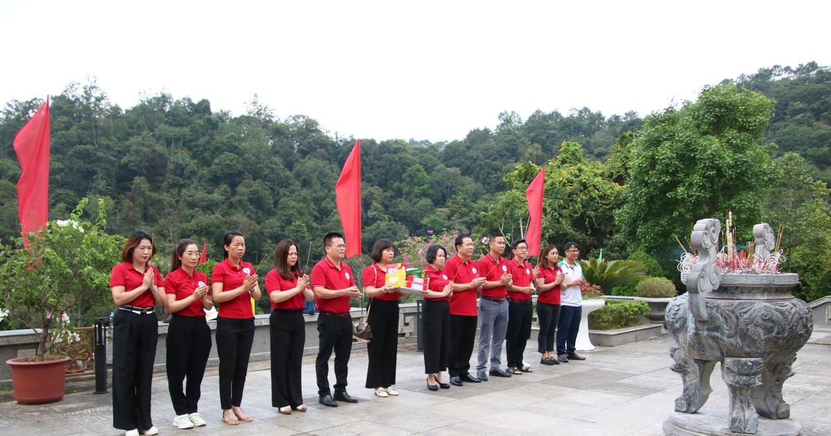 Bac Kan Newspaper reports on achievements to Uncle Ho at Pac Bo special national relic site