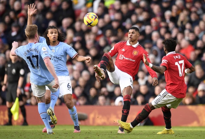 Rashford tranh bóng (áo đỏ trái) tranh bóng với De Bruyne và Ake trong trận Man Utd thắng Man City 2-1 tại Ngoại hạng Anh ngày 14/1/2023. Ảnh: AFP