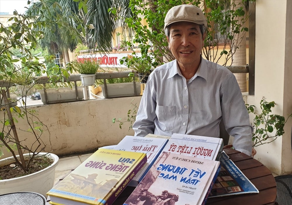 Writer Minh Chuyen was awarded the title of Hero of Labor.