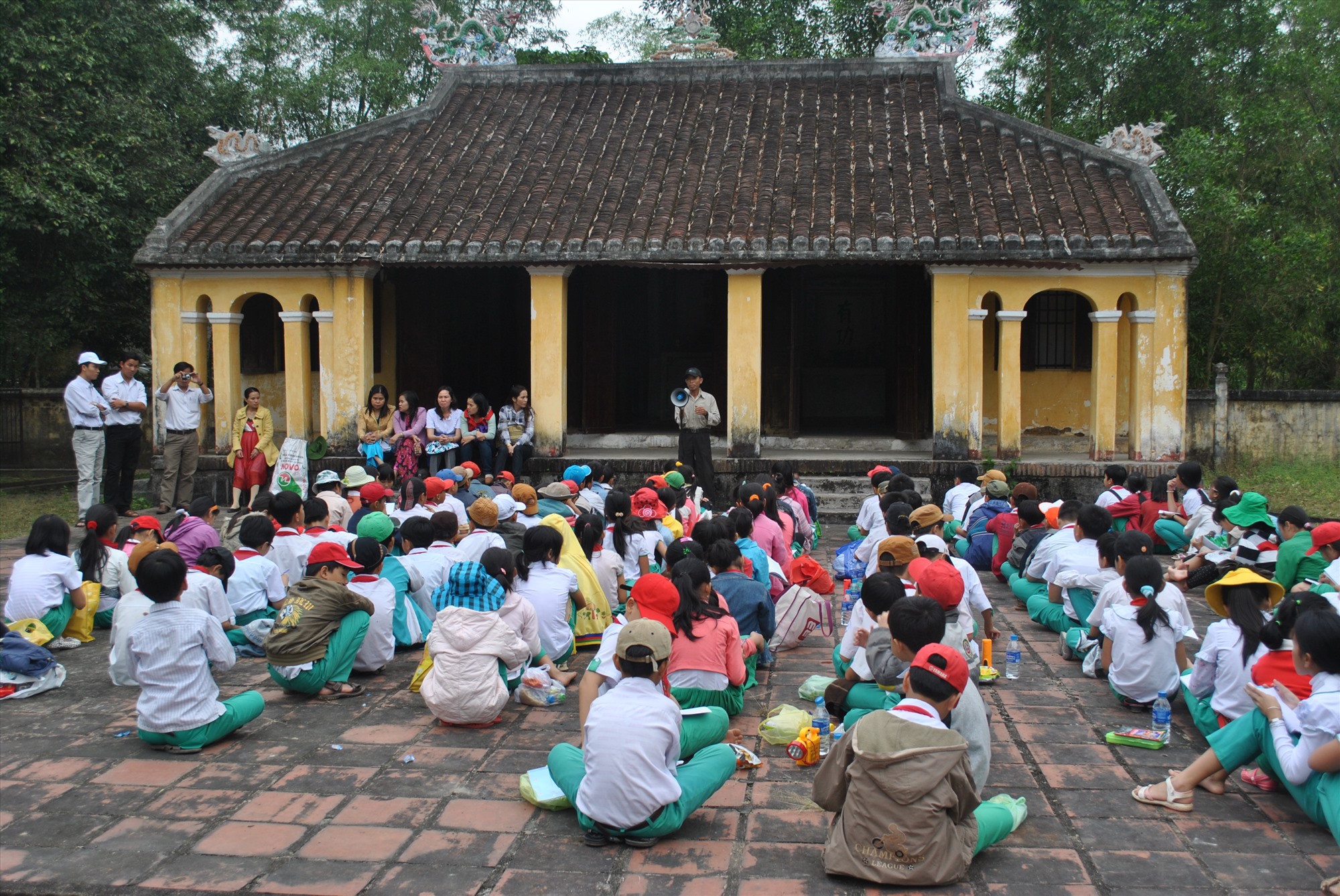 Học sinh nghe thuyết minh về địa đạo Kỳ Anh. Ảnh: NGUYỄN ĐIỆN NGỌC