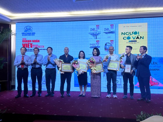 Vinh danh các tác giả có sách lọt vào danh sách 5 quyển sách doanh nhân Việt được yêu thích năm 2023 ảnh 1